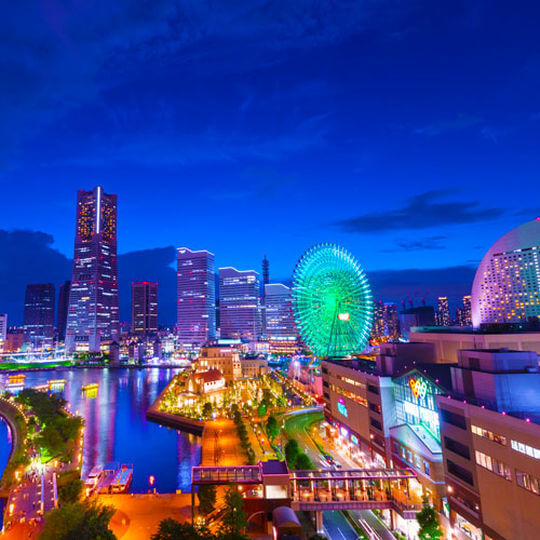 夜にライトアップされたホテルシローの外観